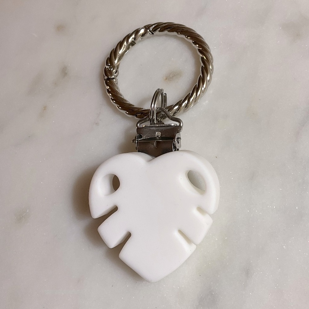 White Leaf Magnetic Traveling Hat Clip